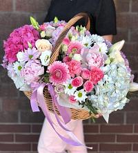 Цветочная композиция из Розы, Хризантемы, Пионы и Лизиантусы в корзине в Красный Яр Самарская область
